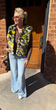 Load image into Gallery viewer, BROWN FLORAL VEST
