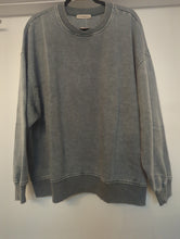 Load image into Gallery viewer, Curvy Oversized Sweatshirt
