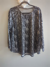 Load image into Gallery viewer, Black and Gray Curvy Top
